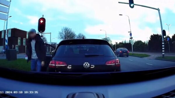 Kansenparel komt geïrriteerd verhaal halen tijdens verkeersruzie