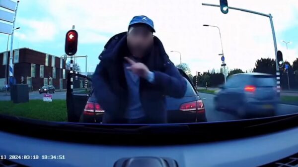 Kansenparel komt geïrriteerd verhaal halen tijdens verkeersruzie