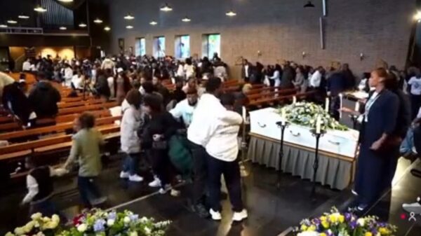 Beelden: Schietpartij tijdens uitvaart van rapper 'Ontje' in Hoogvliet