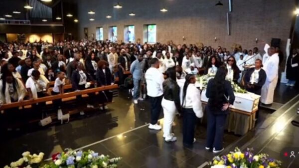 Beelden: Schietpartij tijdens uitvaart van rapper 'Ontje' in Hoogvliet