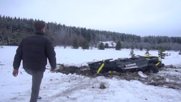 Idiote Rus met teveel geld laat zijn Mercedes G-klasse uit een helikopter gooien