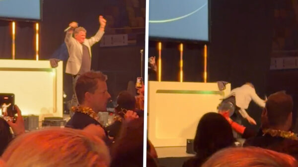 Wolter Kroes hard op z'n plaat tijdens optreden bij personeelsfeest