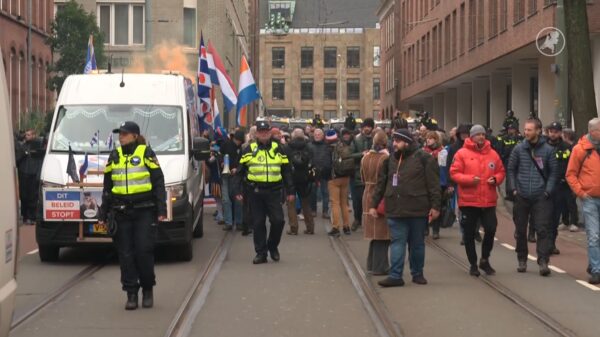 Originele Zwarte Pieten en Prinsenvlaggen bij demonstratie in Den Haag