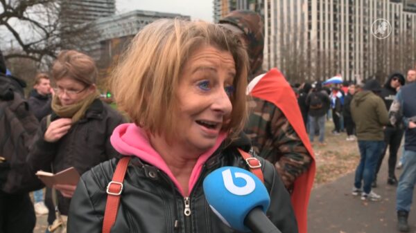 Originele Zwarte Pieten en Prinsenvlaggen bij demonstratie in Den Haag