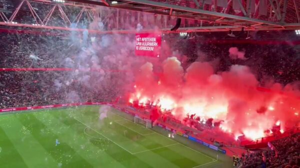Terugkijken: Ajax - Groningen gestaakt na gigantische lading vuurwerk van F-Side