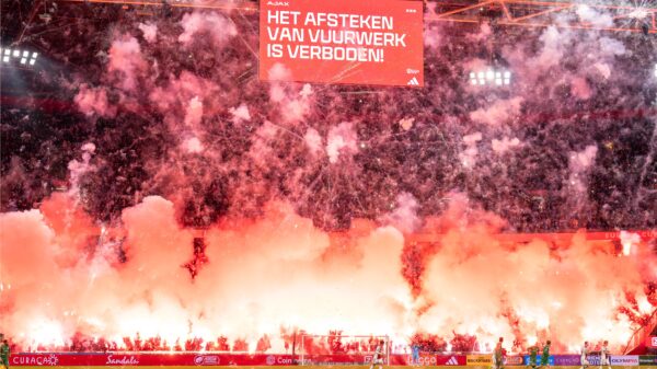 Terugkijken: Ajax - Groningen gestaakt na gigantische lading vuurwerk van F-Side