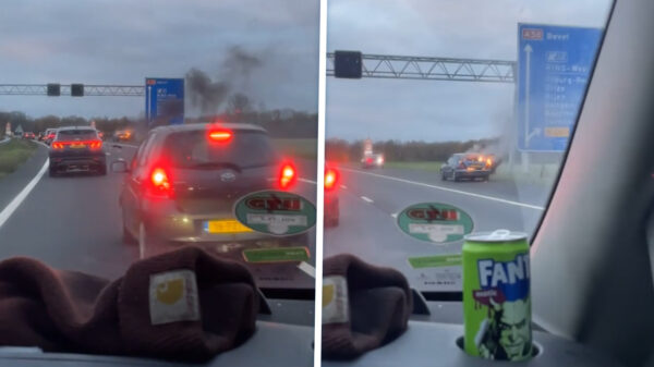 Automobilisten rennen op laatste moment uit brandende auto op de A58