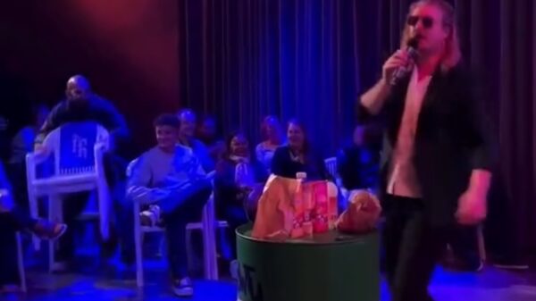 Surinamer in het publiek wordt pislink en gooit stoel naar cabaretier