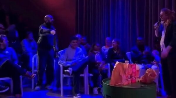 Surinamer in het publiek wordt pislink en gooit stoel naar cabaretier