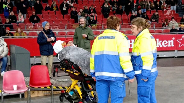 Vuurwerk verpest laatste wens zieke Ajax-fan, maar er komt een herkansing