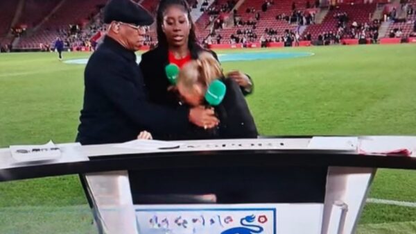 Presentatrice Laura Woods tegen de vlakte tijdens voetbaluitzending