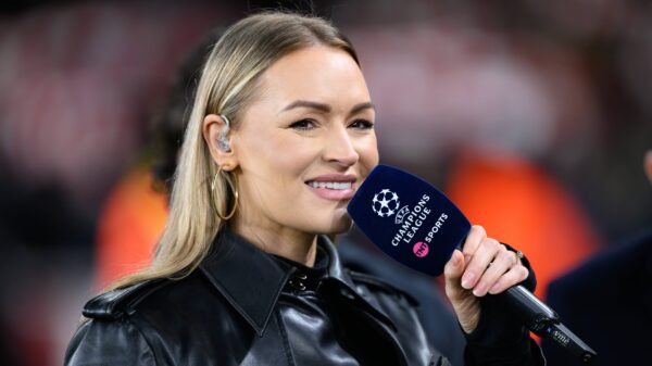 Presentatrice Laura Woods tegen de vlakte tijdens voetbaluitzending