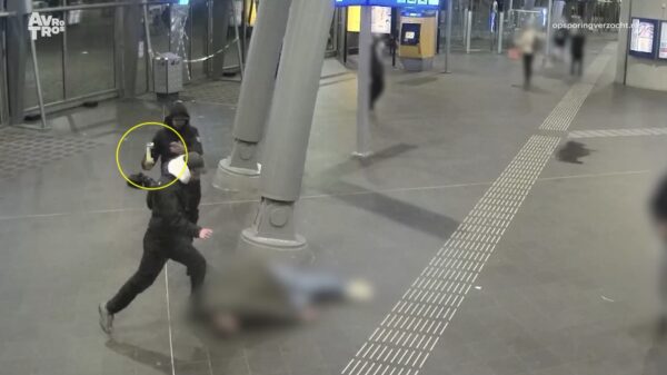 Politie deelt nieuwe beelden van brute mishandeling bij Bijlmer ArenA
