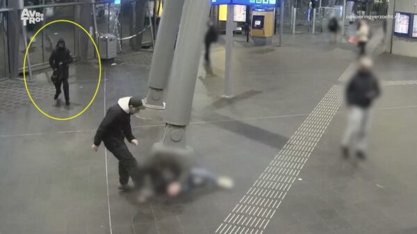 Politie deelt nieuwe beelden van brute mishandeling bij Bijlmer ArenA