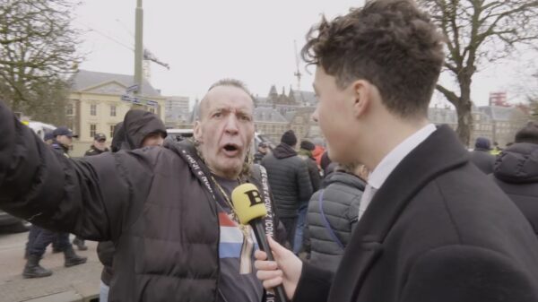 Bender ontmoet de vleesgeworden memes van 'Hep op Feesboek gestaan!'