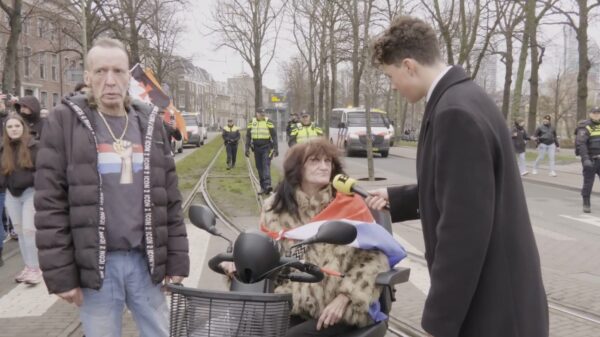 Bender ontmoet de vleesgeworden memes van 'Hep op Feesboek gestaan!'