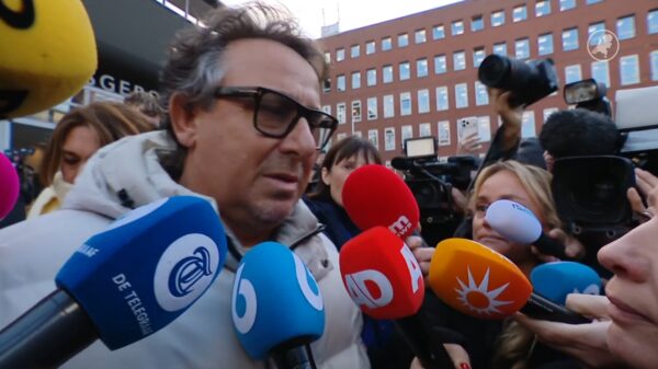 Emotionele Marco Borsato verlaat de rechtbank na zijn vrijspraak