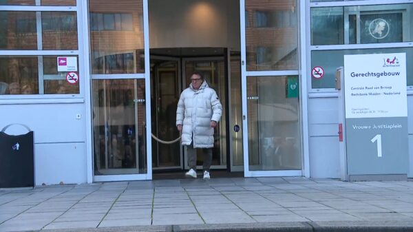 Emotionele Marco Borsato verlaat de rechtbank na zijn vrijspraak