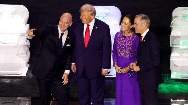 Donald Trump krijgt ‘Vredesprijs’ tijdens poppenkastloting van de FIFA