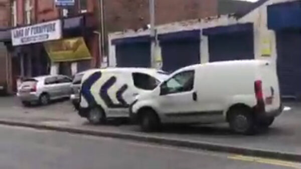 Twee roadragende bestelbusjes in Manchester denken dat ze botsautootjes zijn