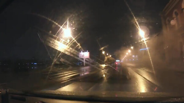 Cementwagen probeert auto te ontwijken maar knalt hardhandig het water in