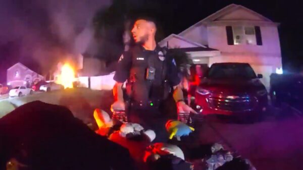 Politie Sanford redt husky uit brandend huis en blaast hem nieuw leven in