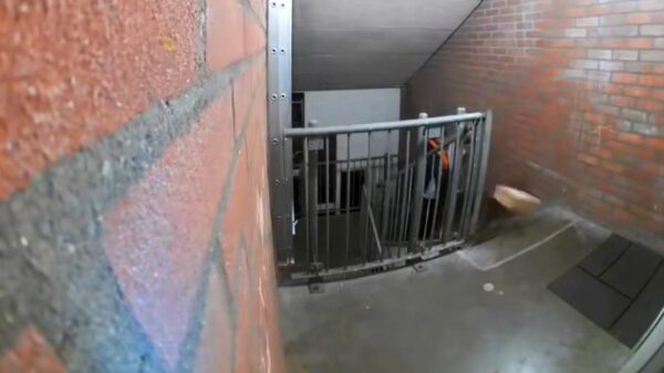 Weer een PostNL-medewerker die z'n pakketjes lekker efficiënt bezorgt