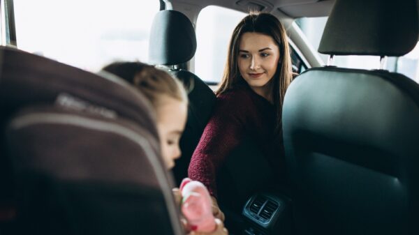 Vrouw scheurt met 214 km/u over A50 met peuter op de achterbank