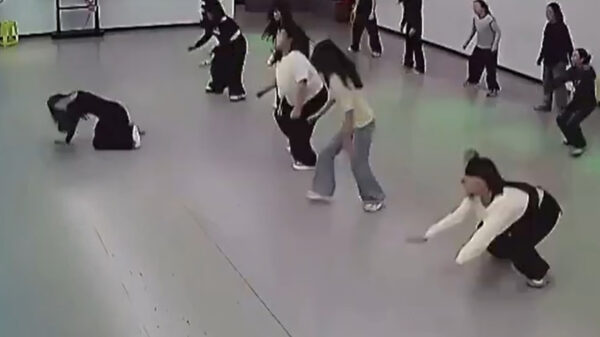 Dansleraar valt flauw tijdens les, leerlingen denken dat het choreografie is