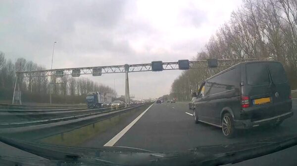 Bestelbus maakt gevaarlijke inhaalactie en trapt daarna vol op de rem