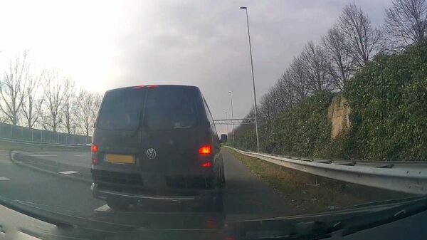 Bestelbus maakt gevaarlijke inhaalactie en trapt daarna vol op de rem