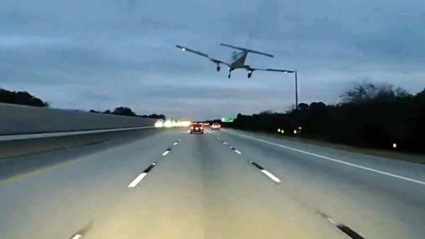 Video: Lesvliegtuig met motorpech klapt op auto bij noodlanding op snelweg