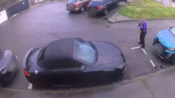 Man krijgt 4 boetes nadat gemeente invalidenplek óm zijn auto schildert