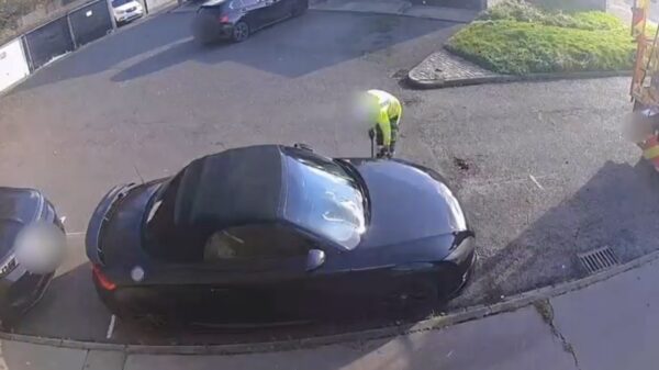 Man krijgt 4 boetes nadat gemeente invalidenplek óm zijn auto schildert