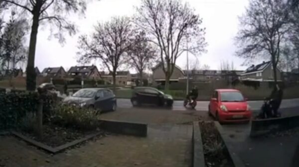 Fatbikers rijden via stoep de weg op en worden geschept door automobilist