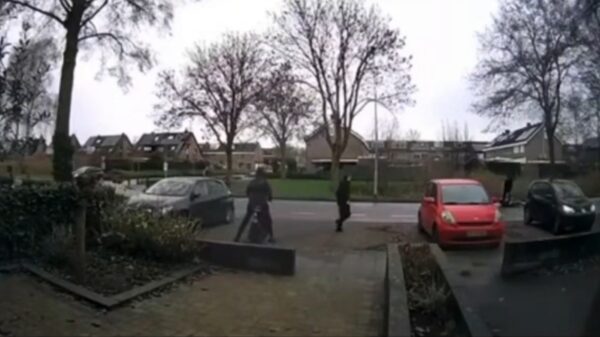 Fatbikers rijden via stoep de weg op en worden geschept door automobilist