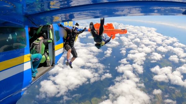 Skydiver raakt verstrikt aan staart van het vliegtuig op 4,5 km hoogte