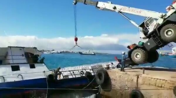 2.300 liter diesel in het water na ongeluk met laden van container in Equador