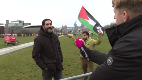 PowNed-verslaggever Tom Olthof getrapt en weggestuurd door politieagent