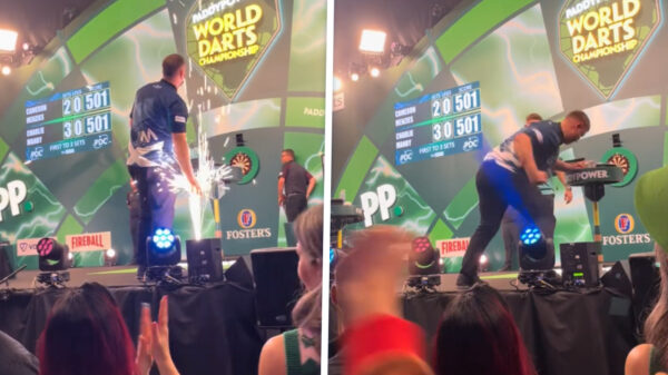 Bizarre beelden: Darter Cameron Menzies slaat hand kapot na verlies WK