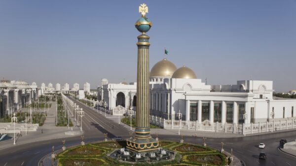 Alleen witte auto's en een lege hoofdstad: Turkmenistan blijft onwerkelijk