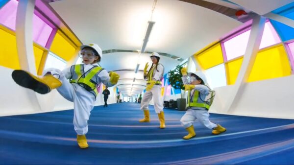 Vader brengt met zijn koters een geweldig Intergalactic-eerbetoon aan The Beastie Boys