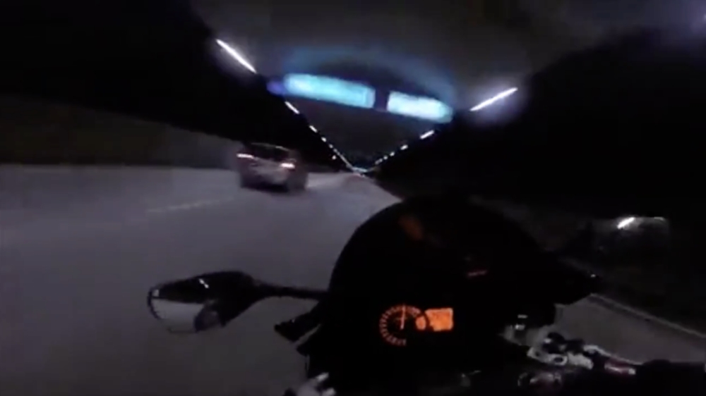 Duitse orgaandonateur jankt met 320 km/u op zijn motor door een tunnel