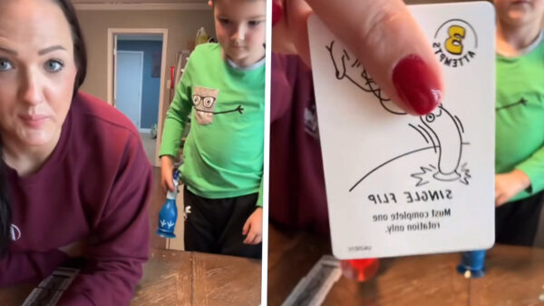 Moeder en zoontje houden gezellig spelletjesavond met... eehh, wat?!