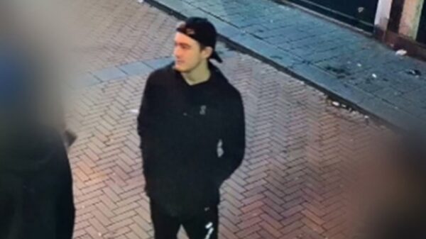 Politie zoekt opgefokt kneusje met pet na zware mishandeling in Amsterdam