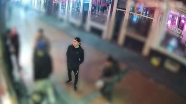 Politie zoekt opgefokt kneusje met pet na zware mishandeling in Amsterdam