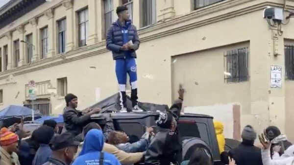Rapper Blueface strooit met geld voor de minderbedeelden