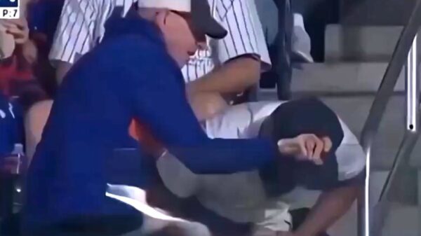 Kansloze Mets-fan jat bal uit handen van ouwe vent tijdens wedstrijd
