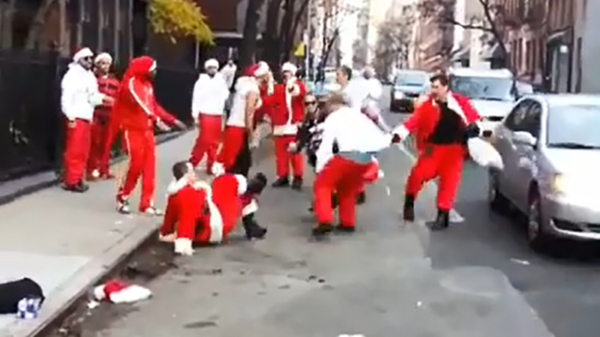 Twaalf dronken kerstmannen zorgen voor het ultieme kerstgevoel