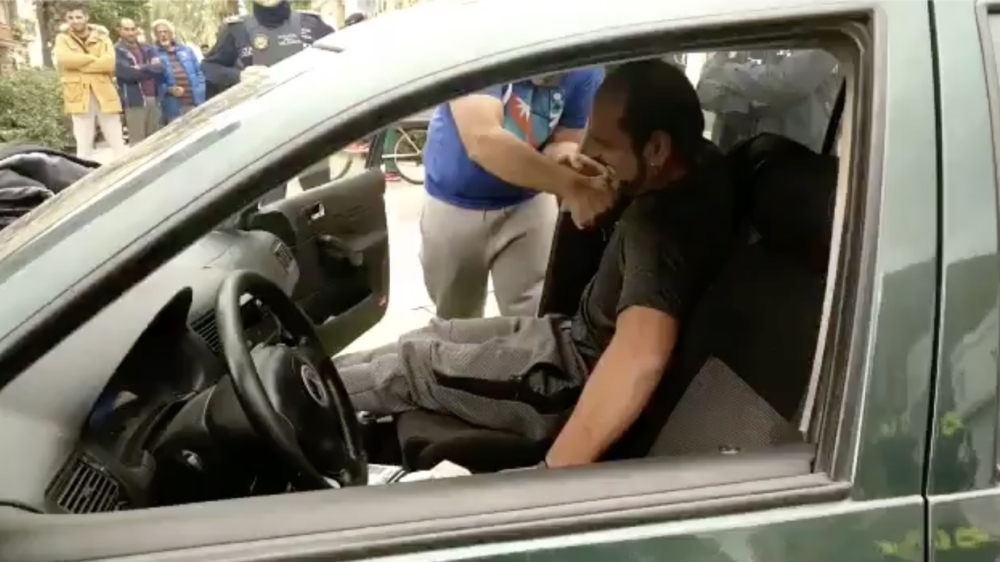 Twee mannen besluiten hun auto te slopen tijdens een routinecontrole van de politie